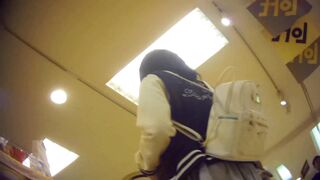 鬼カワ 私服ロリパンチラ逆さ撮り07 voyeur jp