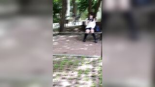 撮影バレ 盗撮に気づいてもパンティを隠さないjkが近づいてきて ⑤ voyeur jp