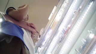 コスメ美人店員 超ローアングルでパンチラとパンモロ激写 voyeur jp