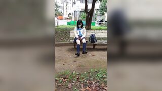撮影バレ 盗撮に気づいてもパンティを隠さないjkが見せつけてきた ⑫ voyeur jp