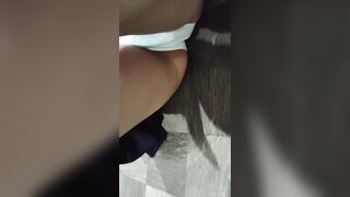 体当たりパンチラ j とエスカレーターでぶつかって自然とm字開脚 心配するふりで潜り込みパンチラ 生足白パン voyeur jp