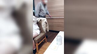 撮影バレ 盗撮に気づいてもパンティを隠さない美女が近づいてきて ⑩ voyeur jp
