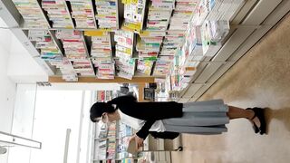 スマホで逆さ撮り120 美熟女とのスカート内撮影 ナチュスト越しのパンティゲット 2人収録 voyeur jp