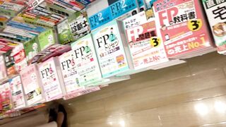 スマホで逆さ撮り122 カメラ目線で撮影バレ パンティ撮って顔も近くで撮れば怪しまれます ２名収録 voyeur jp