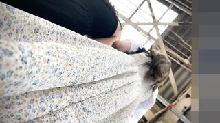 光量バッチリ 白サテンレースパンティがクッキリ見えてる薄手ロンスカお姉さん voyeur jp