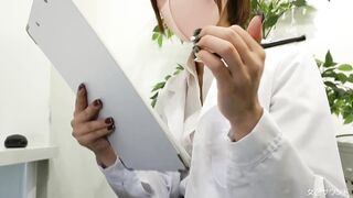 女医のパンチラ 胸チラ ヒョウ柄パンツの関西弁の女医先生 男心がわかってそうな笑顔で誘惑パンチラ vol 8 voyeur jp