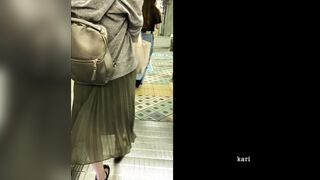スカートの裏地がめくれ上がっているお姉さんをロックオン voyeur jp