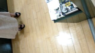 スマホで逆さ撮り124 生脚の女性を発見すると盗撮 見事に生パンティゲット カメラ目線あり ２名収録 voyeur jp