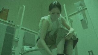 トイレオナ 清楚な美女2人 が 公共の場で自分の世界に入り込んで変態オナニー voyeur jp