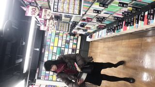 スマホで逆さ撮り13 ミニスカ黒スト女子 書店にて彼氏と買い物中 白パンティ 声あり 素人盗撮 voyeur jp