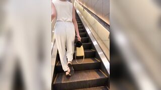 2名 エスカレーターで直視する着衣尻 voyeur jp