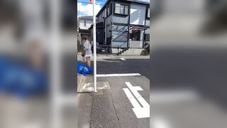 撮影バレ 盗撮に気づいてもパンティを隠さない巨乳美女が見せつけてきた voyeur jp