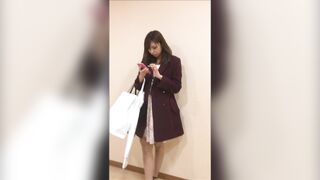 盗撮 携帯操作に夢中のめちゃくちゃかわいいストッキングを身に着けた美女のパンチラを盗撮 voyeur jp